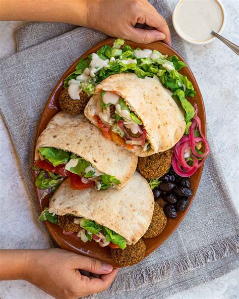 How many calories are in falafel pita sandwich - calories, carbs, nutrition